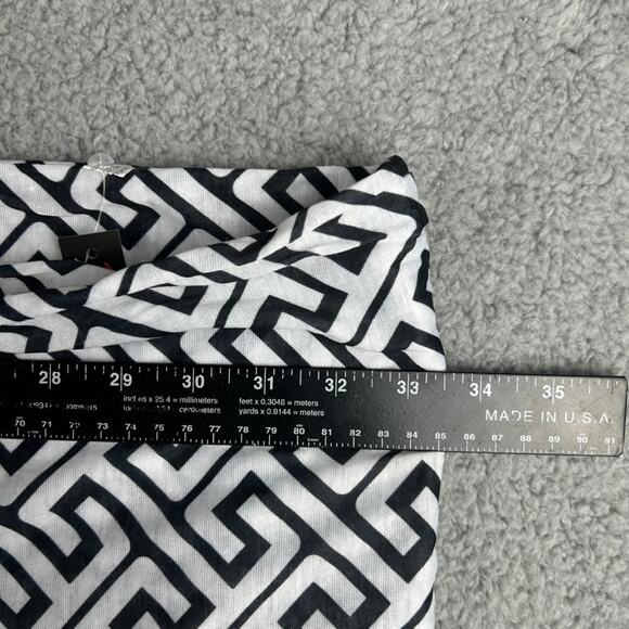 Shop Pop Fashion Women's Interlocking Chain Square Pattern Scarf With Zipper - Picture 4 of 9